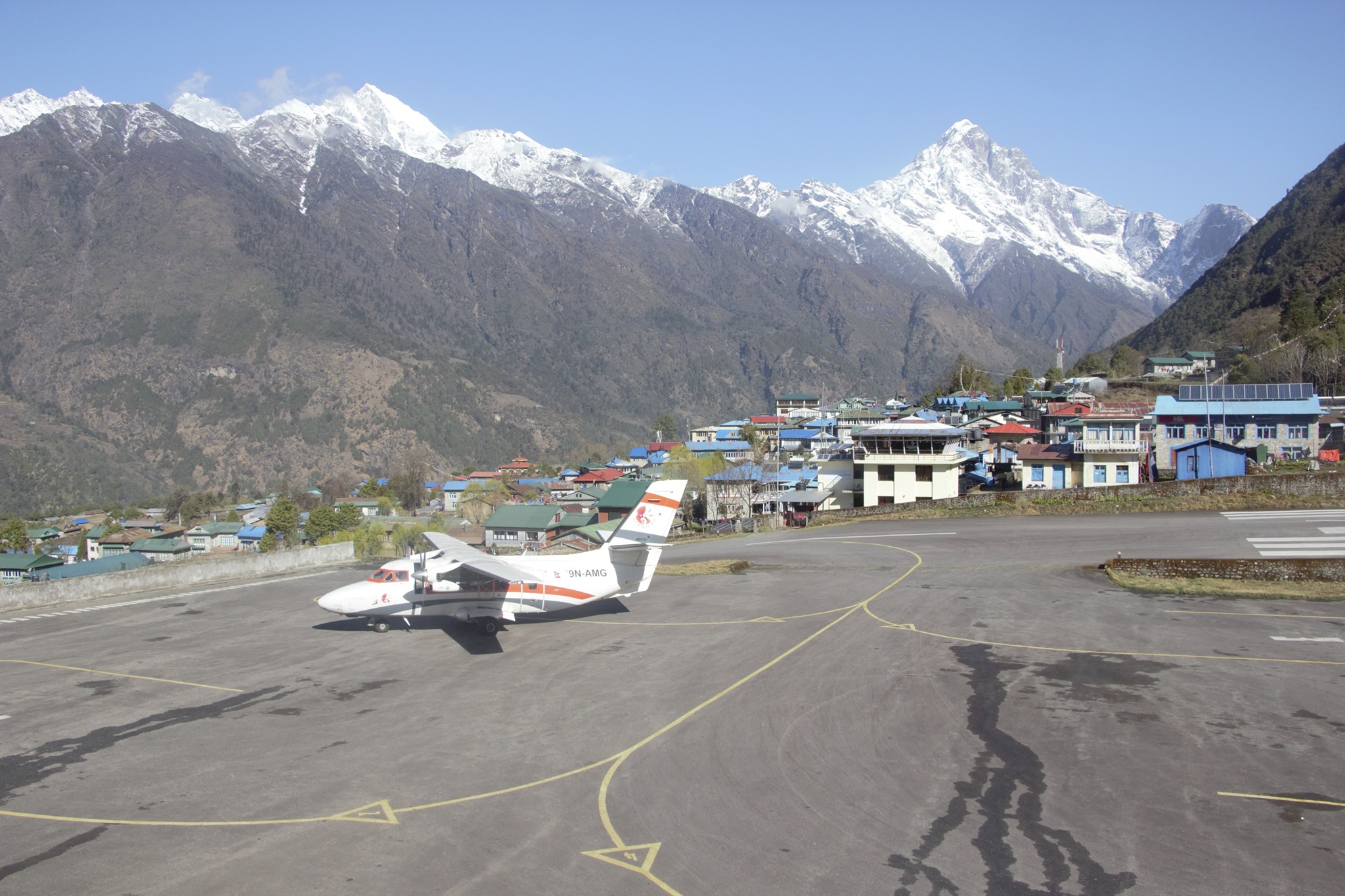 Fly to Lukla (2,860 m), Trek to Paiya (2,730 m)