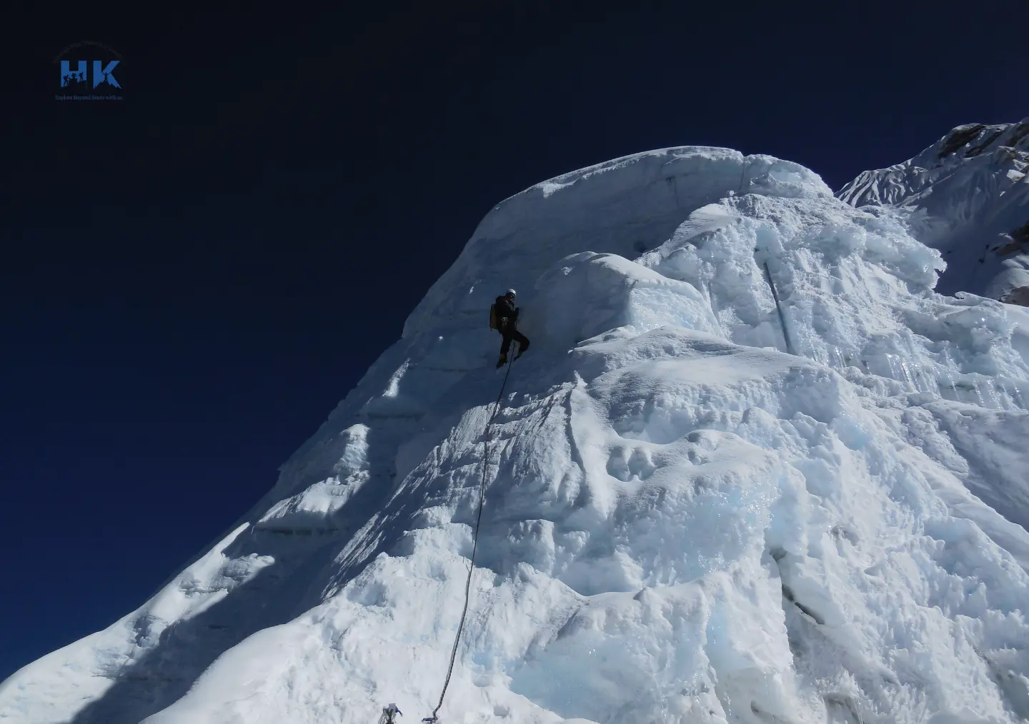 climbing-snow-slope-ama-dablam