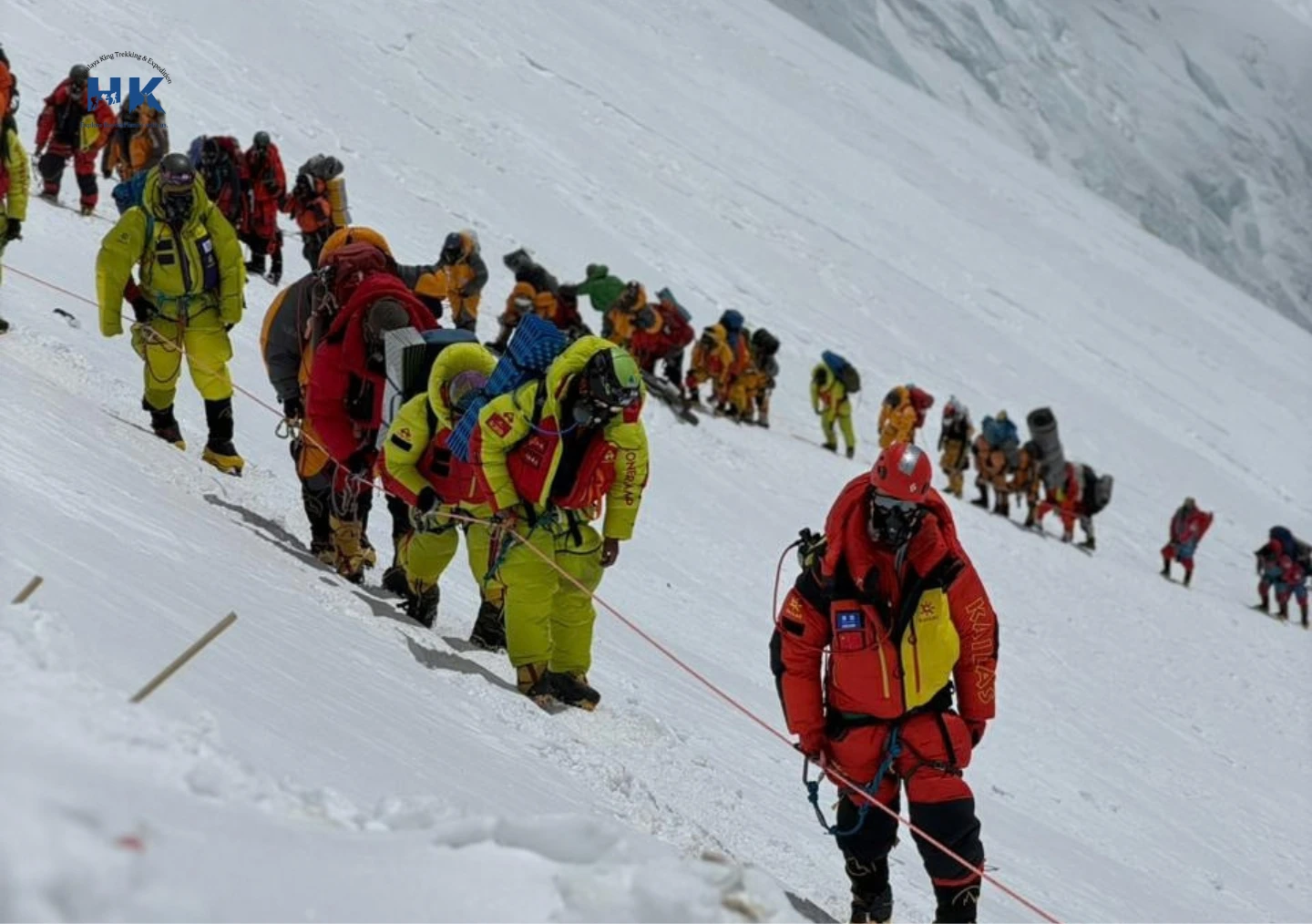 climbers-crowd-at-everest