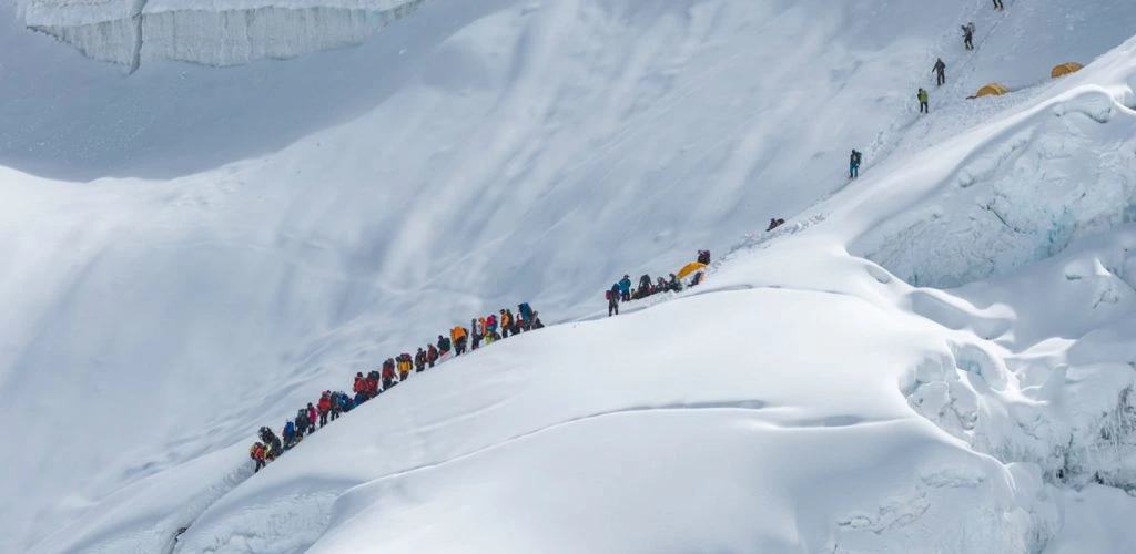 climbers on manaslu
